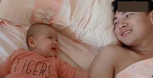 爸爸睡了女儿视频,女儿意外闯入镜头，温馨瞬间感动网友