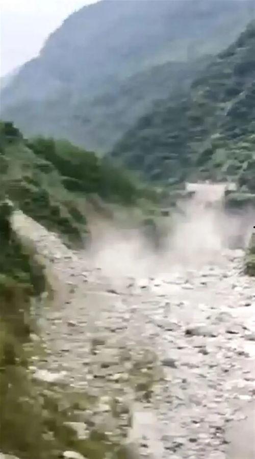 雅安地震视频,生死瞬间，人间大爱